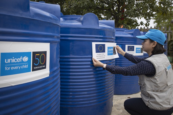 15.000 người tại vùng lũ được cung cấp nước sạch- Ảnh 1. 15.000 người tại vùng lũ được cung cấp nước sạch- Ảnh 1.