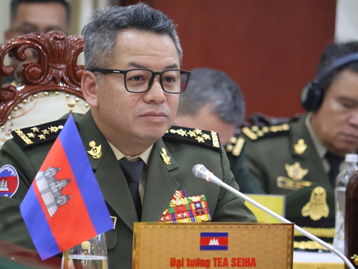 Đại tướng Tea Seiha cảm ơn Đại tướng Phan Văn Giang và Bộ Quốc phòng Việt Nam đã dành thời gian đón tiếp chu đáo, trọng thị đoàn đại biểu Campuchia trong Giao lưu lần này. Ảnh: Hồ Lam