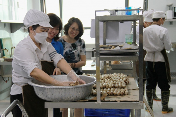 “Bữa cơm Công đoàn” 2025: Gắn kết, sẻ chia và lan tỏa tinh thần nhân văn- Ảnh 1. “Bữa cơm Công đoàn” 2025: Gắn kết, sẻ chia và lan tỏa tinh thần nhân văn- Ảnh 1.