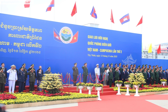 Đoàn đại biểu Việt Nam - Campuchia tại lễ đón đoàn đại biểu Campuchia. Ảnh: Hồ Lam