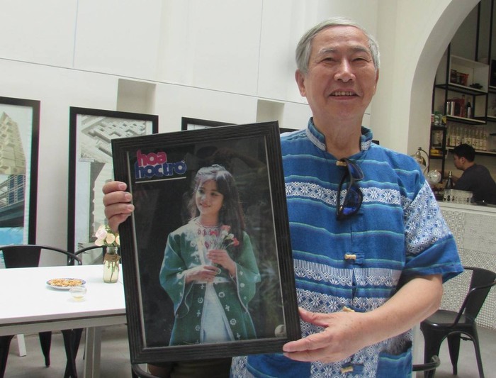 Nhà văn, nhà báo Nguyễn Như Mai với trang bìa cuốn Hoa Học Trò số đầu tiên Nhà văn, nhà báo Nguyễn Như Mai với trang bìa cuốn Hoa Học Trò số đầu tiên