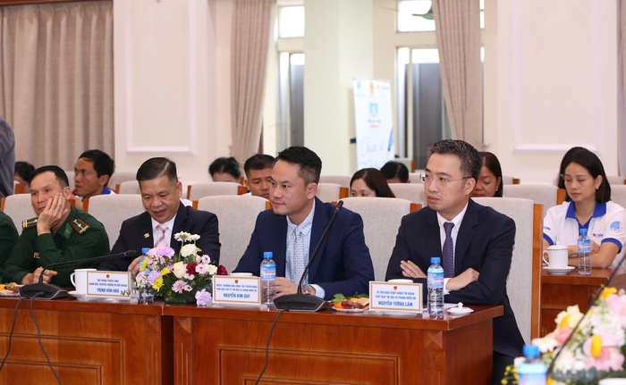 Vinh danh 80 giáo viên tiêu biểu trong chương trình “Chia sẻ cùng thầy cô” 2025- Ảnh 1. Vinh danh 80 giáo viên tiêu biểu trong chương trình “Chia sẻ cùng thầy cô” 2025- Ảnh 1.