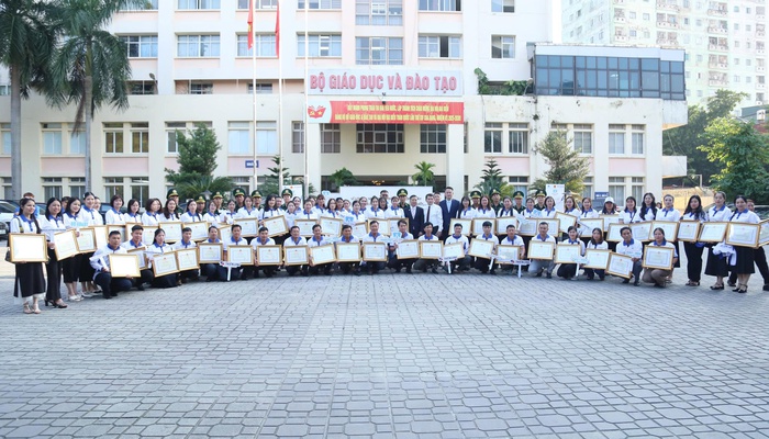 Vinh danh 80 giáo viên tiêu biểu trong chương trình “Chia sẻ cùng thầy cô” 2025- Ảnh 6. Vinh danh 80 giáo viên tiêu biểu trong chương trình “Chia sẻ cùng thầy cô” 2025- Ảnh 6.