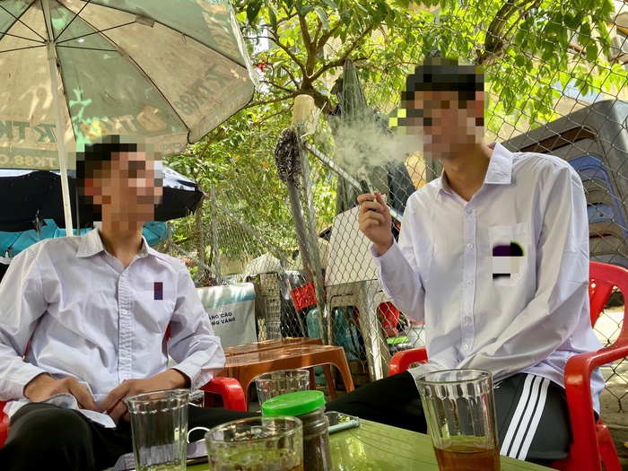 Nam và Hoàng chuyền tay nhau chiếc pod, liên tục phả khói Nam và Hoàng chuyền tay nhau chiếc pod, liên tục phả khói