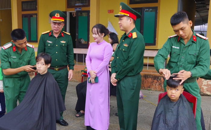 Sư đoàn 968 đồng hành, chia sẻ yêu thương với trẻ em khuyết tật- Ảnh 2.