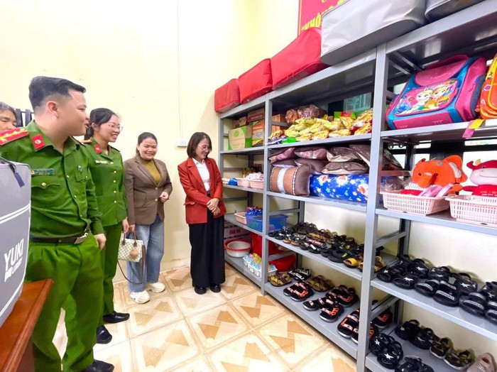 Tuyên Quang: Công an xã ra mắt “Gian hàng 0 đồng” hỗ trợ người dân khó khăn trên địa bàn- Ảnh 1.