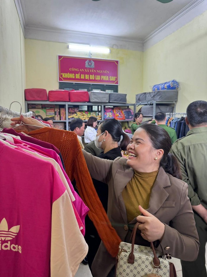 Tuyên Quang: Công an xã ra mắt “Gian hàng 0 đồng” hỗ trợ người dân khó khăn trên địa bàn- Ảnh 4.