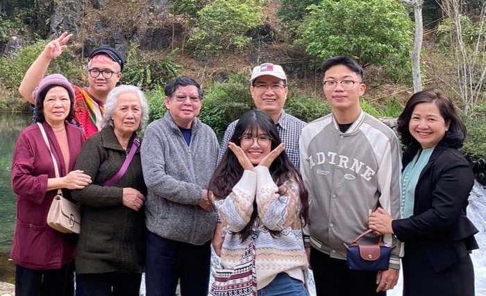 Chị Trang (bìa phải) đưa bố mẹ và gia đình đi du lịch Chị Trang (bìa phải) đưa bố mẹ và gia đình đi du lịch