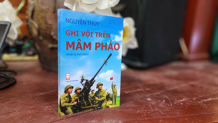 Cuốn sách "Ghi vội trên mâm pháo"