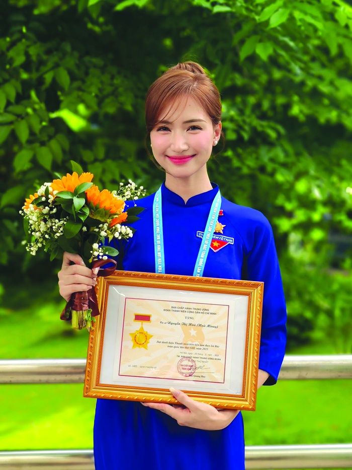 Ca sĩ Hòa Minzy nhận danh hiệu thanh niên tiên tiến làm theo lời Bác” năm 2025