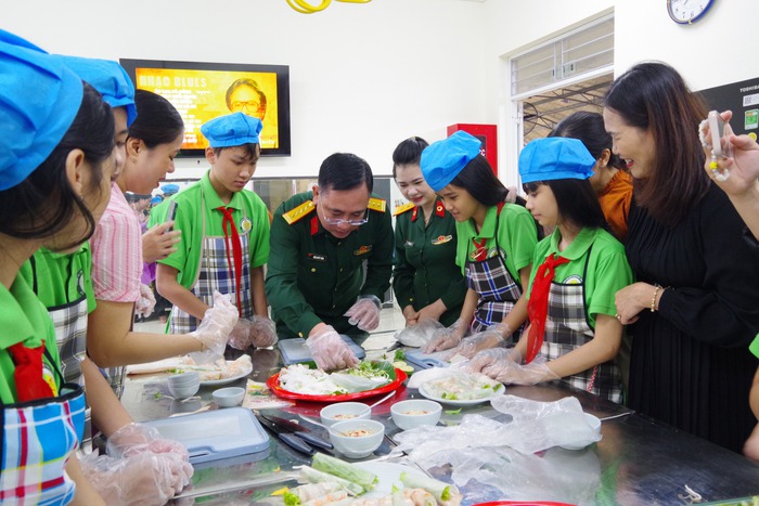 Sư đoàn 968 đồng hành, chia sẻ yêu thương với trẻ em khuyết tật- Ảnh 4.