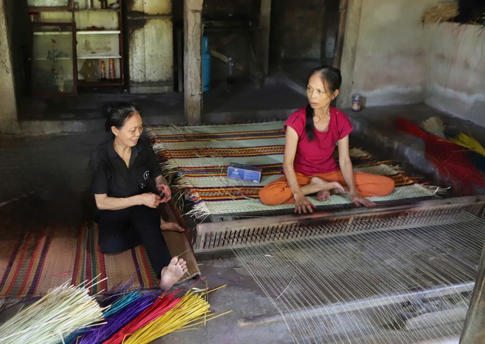 Nghệ nhân làng Bàn Thạch trình diễn làm chiếu cói phục vụ du khách Nghệ nhân làng Bàn Thạch trình diễn làm chiếu cói phục vụ du khách