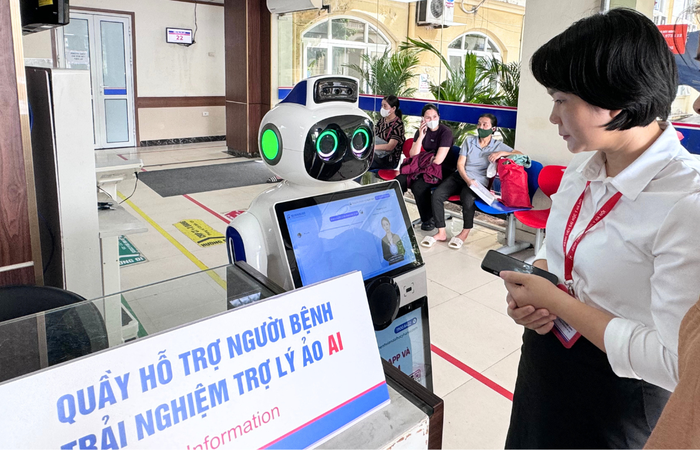 Bà Vũ Thị Lan Anh - Phó phòng Công tác xã hội, Bệnh viện Đại học Y Hà Nội kiểm tra robot tiếp đón khách tại sảnh A5 Bà Vũ Thị Lan Anh - Phó phòng Công tác xã hội, Bệnh viện Đại học Y Hà Nội kiểm tra robot tiếp đón khách tại sảnh A5