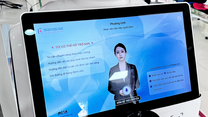 Màn hình cảm ứng của robot và loạt tính năng hỗ trợ, giúp người bệnh dễ dàng tiếp cận dịch vụ y tế Màn hình cảm ứng của robot và loạt tính năng hỗ trợ, giúp người bệnh dễ dàng tiếp cận dịch vụ y tế