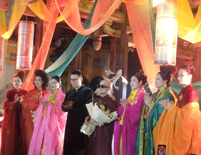 Show trình diễn áo dài như một "vở" nghệ thuật đa phương tiện của David Minh Đức- Ảnh 6. Show trình diễn áo dài như một "vở" nghệ thuật đa phương tiện của David Minh Đức- Ảnh 6.