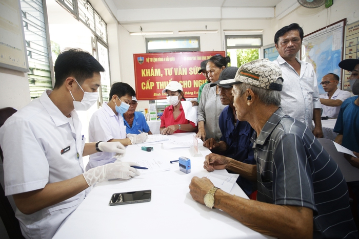 Vùng 4 Hải quân: Tiếp thêm niềm tin để ngư dân vươn khơi, bám biển- Ảnh 3. Vùng 4 Hải quân: Tiếp thêm niềm tin để ngư dân vươn khơi, bám biển- Ảnh 3.