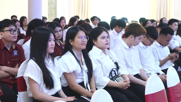 Quỹ học bổng Vừ A Dính ôm ấp, nâng đỡ ước mơ nhiều thế hệ học sinh dân tộc thiểu số và hải đảo- Ảnh 2. Quỹ học bổng Vừ A Dính ôm ấp, nâng đỡ ước mơ nhiều thế hệ học sinh dân tộc thiểu số và hải đảo- Ảnh 2.