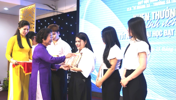 Quỹ học bổng Vừ A Dính ôm ấp, nâng đỡ ước mơ nhiều thế hệ học sinh dân tộc thiểu số và hải đảo- Ảnh 3. Quỹ học bổng Vừ A Dính ôm ấp, nâng đỡ ước mơ nhiều thế hệ học sinh dân tộc thiểu số và hải đảo- Ảnh 3.