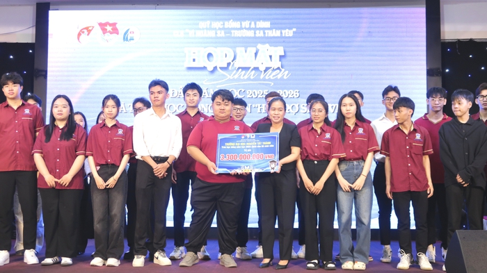 Quỹ học bổng Vừ A Dính ôm ấp, nâng đỡ ước mơ nhiều thế hệ học sinh dân tộc thiểu số và hải đảo- Ảnh 4. Quỹ học bổng Vừ A Dính ôm ấp, nâng đỡ ước mơ nhiều thế hệ học sinh dân tộc thiểu số và hải đảo- Ảnh 4.