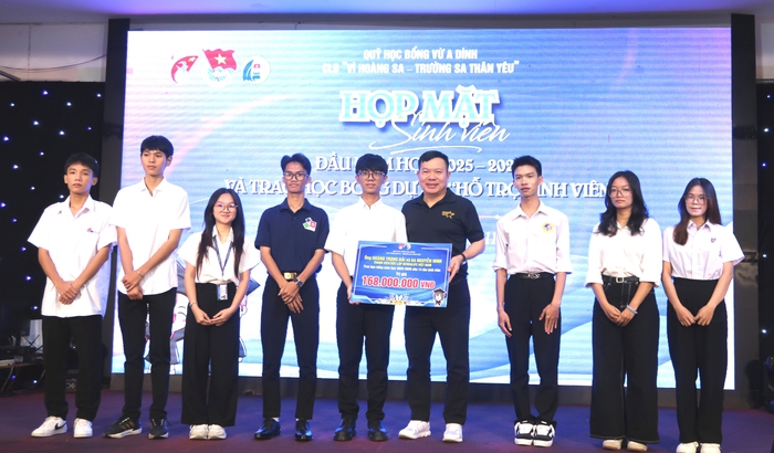 Quỹ học bổng Vừ A Dính ôm ấp, nâng đỡ ước mơ nhiều thế hệ học sinh dân tộc thiểu số và hải đảo- Ảnh 6. Quỹ học bổng Vừ A Dính ôm ấp, nâng đỡ ước mơ nhiều thế hệ học sinh dân tộc thiểu số và hải đảo- Ảnh 6.