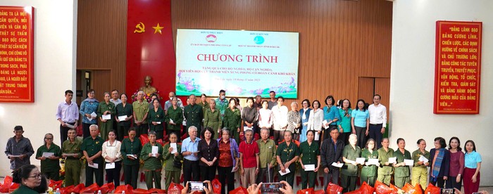 Nguyên Phó Chủ tịch nước Đặng Thị Ngọc Thịnh trao tặng gần 350 triệu đồng hỗ trợ người dân Đắk Lắk khắc phục bão số 13 - Ảnh 2. Nguyên Phó Chủ tịch nước Đặng Thị Ngọc Thịnh trao tặng gần 350 triệu đồng hỗ trợ người dân Đắk Lắk khắc phục bão số 13 - Ảnh 2.