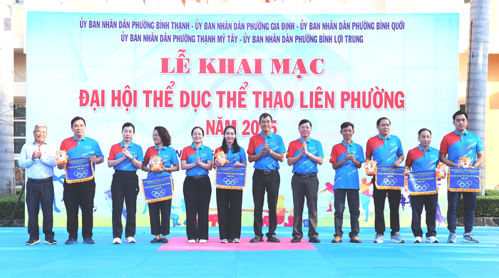 TPHCM: Đại hội Thể thao Liên phường 2025 với đông đảo phụ nữ tham gia, lan toả tinh thần "Khỏe để Xây dựng Tổ quốc"- Ảnh 9. TPHCM: Đại hội Thể thao Liên phường 2025 với đông đảo phụ nữ tham gia, lan toả tinh thần "Khỏe để Xây dựng Tổ quốc"- Ảnh 9.