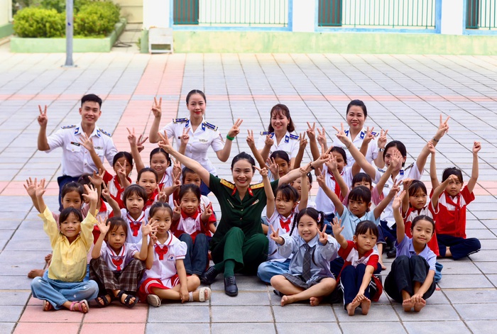 Phụ nữ Quân đội đề xuất các giải pháp thực hiện nội dung bình đẳng giới - Ảnh 4. Phụ nữ Quân đội đề xuất các giải pháp thực hiện nội dung bình đẳng giới - Ảnh 4.