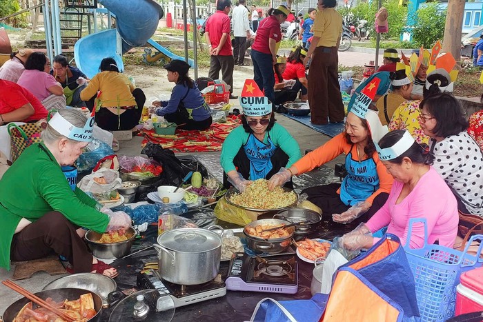 Sôi nổi “Bữa cơm đoàn kết” xã Phan Rí Cửa, tỉnh Lâm Đồng- Ảnh 1. Sôi nổi “Bữa cơm đoàn kết” xã Phan Rí Cửa, tỉnh Lâm Đồng- Ảnh 1.