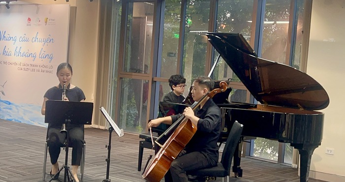 Biểu diễn âm nhạc trong cuộc trò chuyện nghệ thuật "Những câu chuyện bên kia khoảng lặng" Biểu diễn âm nhạc trong cuộc trò chuyện nghệ thuật "Những câu chuyện bên kia khoảng lặng"