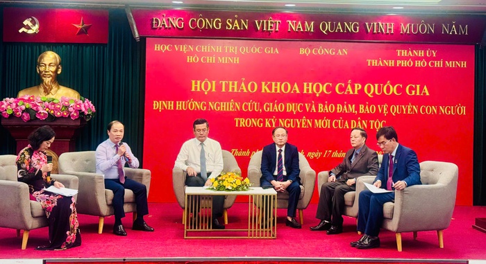 Các đại biểu trong phiên thảo luận đầu tiên của hội thảo. Ảnh: Hồ Lam Các đại biểu trong phiên thảo luận đầu tiên của hội thảo. Ảnh: Hồ Lam