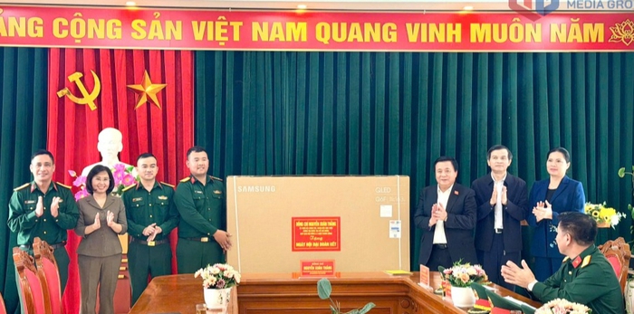 Ngày hội Đại đoàn kết toàn dân tộc Quảng Ninh: Phát huy vai trò của các tổ chức chính trị - xã hội trong hỗ trợ, chăm lo đời sống tinh thần cho nhân dân- Ảnh 5. Ngày hội Đại đoàn kết toàn dân tộc Quảng Ninh: Phát huy vai trò của các tổ chức chính trị - xã hội trong hỗ trợ, chăm lo đời sống tinh thần cho nhân dân- Ảnh 5.