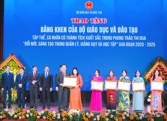 Bộ trưởng Bộ GD-ĐT: Nhà giáo cần làm sao xứng đáng với sự tôn vinh- Ảnh 2.