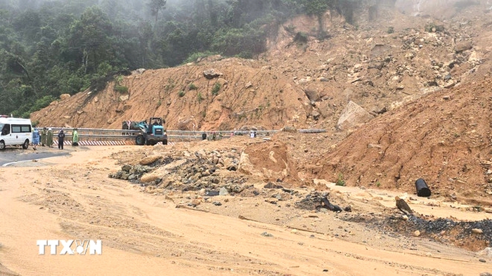 Khẩn trương đưa các nạn nhân còn mắc kẹt ra khỏi khu vực sạt lở đèo Khánh Lê- Ảnh 1.