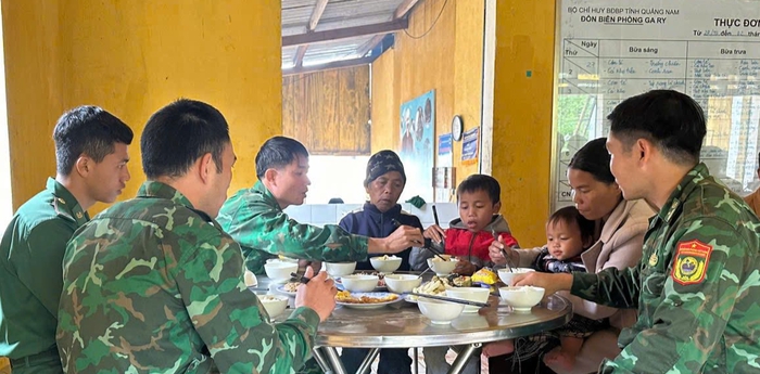 Bộ đội Biên phòng Đà Nẵng nhận nuôi hai con nạn nhân sạt lở- Ảnh 2. Bộ đội Biên phòng Đà Nẵng nhận nuôi hai con nạn nhân sạt lở- Ảnh 2.