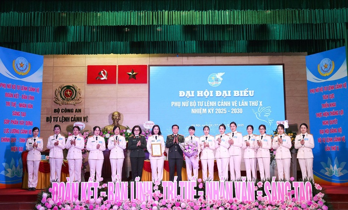 Phụ nữ Bộ Tư lệnh Cảnh vệ - những "bông hoa thép" tận tụy, trách nhiệm, bản lĩnh- Ảnh 4. Phụ nữ Bộ Tư lệnh Cảnh vệ - những "bông hoa thép" tận tụy, trách nhiệm, bản lĩnh- Ảnh 4.