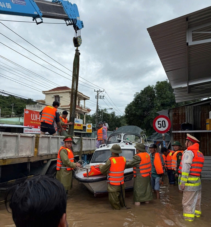 Khánh Hòa: Mưa lớn dồn dập, người dân chờ ứng cứu, khu công nghiệp cũng ngập sâu- Ảnh 1. Khánh Hòa: Mưa lớn dồn dập, người dân chờ ứng cứu, khu công nghiệp cũng ngập sâu- Ảnh 1.