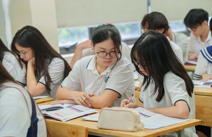 Thi vào lớp 10 ở Hà Nội: Phụ huynh, học sinh "dài cổ" đợi môn thi thứ 3- Ảnh 2.