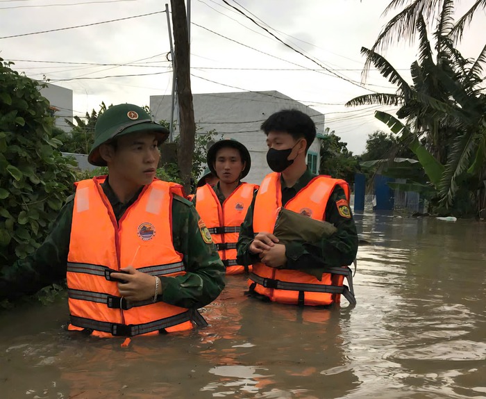 Khánh Hòa: Bộ đội Biên phòng dầm mình trong mưa lũ hỗ trợ người dân di dời đến nơi an toàn- Ảnh 1. Khánh Hòa: Bộ đội Biên phòng dầm mình trong mưa lũ hỗ trợ người dân di dời đến nơi an toàn- Ảnh 1.