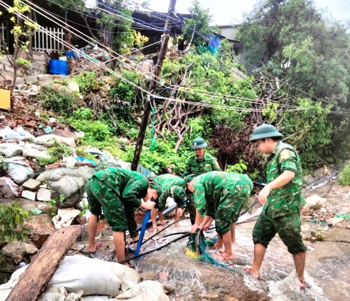 Khánh Hòa: Bộ đội Biên phòng dầm mình trong mưa lũ hỗ trợ người dân di dời đến nơi an toàn- Ảnh 5. Khánh Hòa: Bộ đội Biên phòng dầm mình trong mưa lũ hỗ trợ người dân di dời đến nơi an toàn- Ảnh 5.