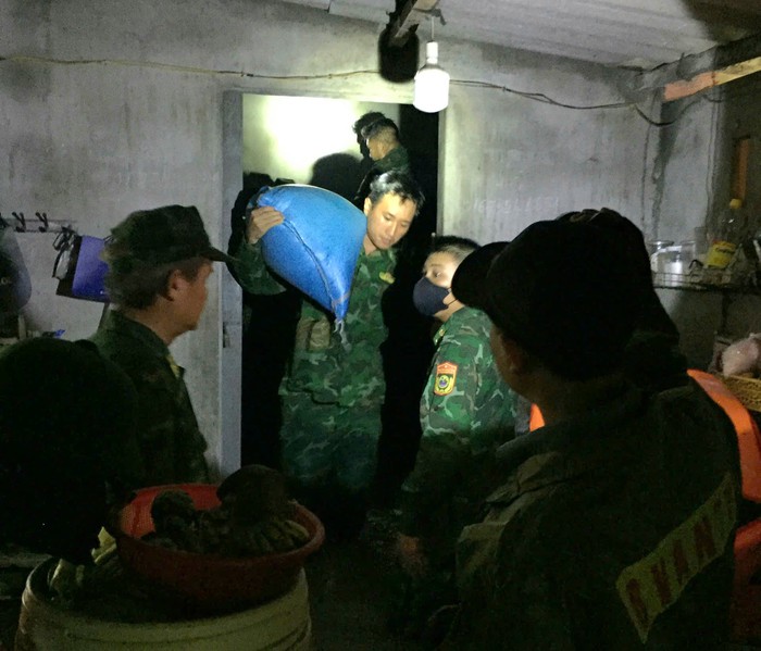 Khánh Hòa: Bộ đội Biên phòng dầm mình trong mưa lũ hỗ trợ người dân di dời đến nơi an toàn- Ảnh 3. Khánh Hòa: Bộ đội Biên phòng dầm mình trong mưa lũ hỗ trợ người dân di dời đến nơi an toàn- Ảnh 3.