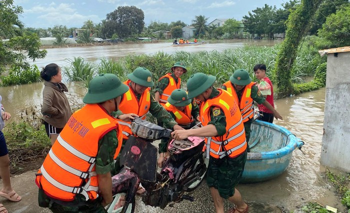 Khánh Hòa: Bộ đội Biên phòng dầm mình trong mưa lũ hỗ trợ người dân di dời đến nơi an toàn- Ảnh 2. Khánh Hòa: Bộ đội Biên phòng dầm mình trong mưa lũ hỗ trợ người dân di dời đến nơi an toàn- Ảnh 2.
