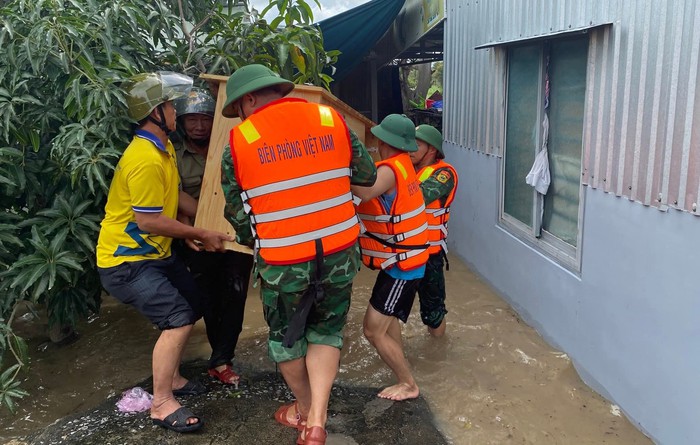 Khánh Hòa: Bộ đội Biên phòng dầm mình trong mưa lũ hỗ trợ người dân di dời đến nơi an toàn- Ảnh 4. Khánh Hòa: Bộ đội Biên phòng dầm mình trong mưa lũ hỗ trợ người dân di dời đến nơi an toàn- Ảnh 4.