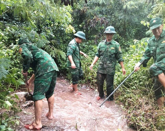 Khánh Hòa: Bộ đội Biên phòng dầm mình trong mưa lũ hỗ trợ người dân di dời đến nơi an toàn- Ảnh 6. Khánh Hòa: Bộ đội Biên phòng dầm mình trong mưa lũ hỗ trợ người dân di dời đến nơi an toàn- Ảnh 6.