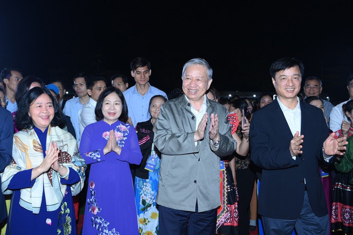 Phát huy truyền thống đại đoàn kết toàn dân tộc, 
tăng cường đồng thuận xã hội, hiện thức hóa khát vọng 
phát triển đất nước phồn vinh, văn minh, hạnh phúc
- Ảnh 1.