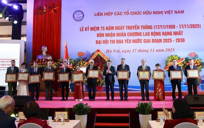 Chủ tịch Bùi Thị Minh Hoài dự Lễ kỷ niệm 75 năm ngày Truyền thống Liên hiệp các tổ chức hữu nghị Việt Nam- Ảnh 3. Chủ tịch Bùi Thị Minh Hoài dự Lễ kỷ niệm 75 năm ngày Truyền thống Liên hiệp các tổ chức hữu nghị Việt Nam- Ảnh 3.