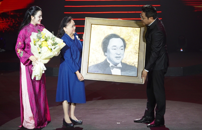Đại diện Học viện Âm nhạc Quốc gia Việt Nam tặng bức tranh chân dung và 100 triệu đồng cho gia đình GS.NSDN Trung Kiên Đại diện Học viện Âm nhạc Quốc gia Việt Nam tặng bức tranh chân dung và 100 triệu đồng cho gia đình GS.NSDN Trung Kiên