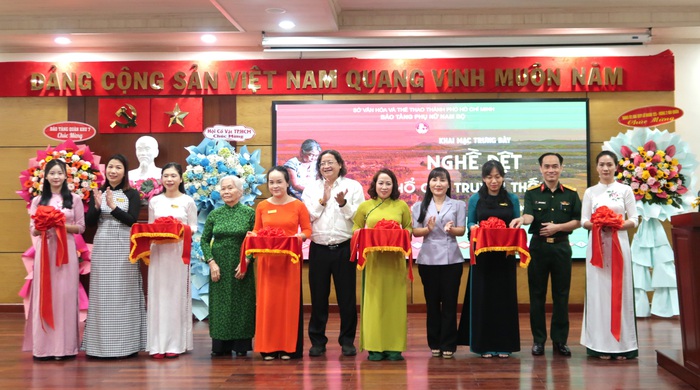 Chiêm ngưỡng sản phẩm thổ cẩm của phụ nữ dân tộc Mạ tại TPHCM- Ảnh 1.