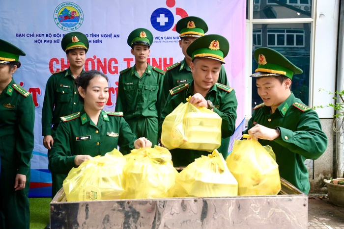 Ấm lòng “Bát cháo tình thương” của Bộ đội Biên phòng tại Bệnh viện Sản Nhi Nghệ An- Ảnh 2.