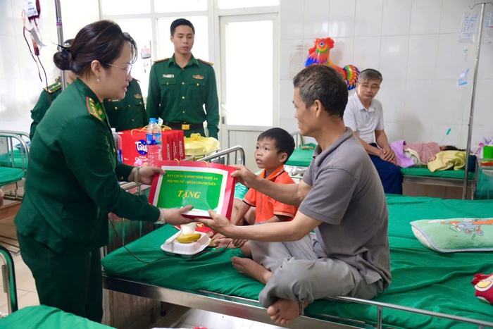 Ấm lòng “Bát cháo tình thương” của Bộ đội Biên phòng tại Bệnh viện Sản Nhi Nghệ An- Ảnh 3.