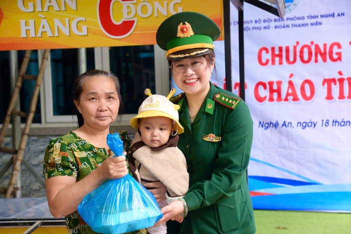 Ấm lòng “Bát cháo tình thương” của Bộ đội Biên phòng tại Bệnh viện Sản Nhi Nghệ An- Ảnh 1.